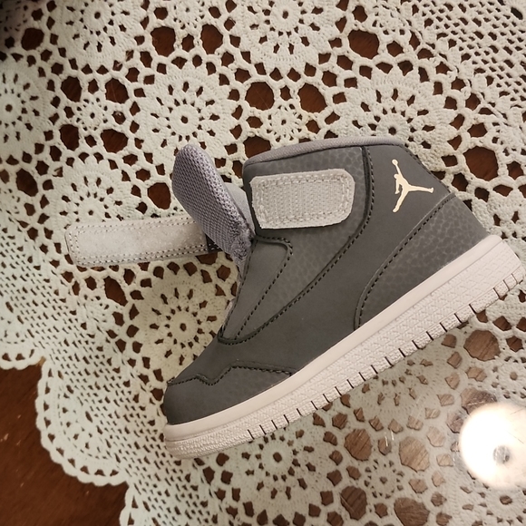 5C Baby Jordan's Nike Hightops - Picture 5 of 6